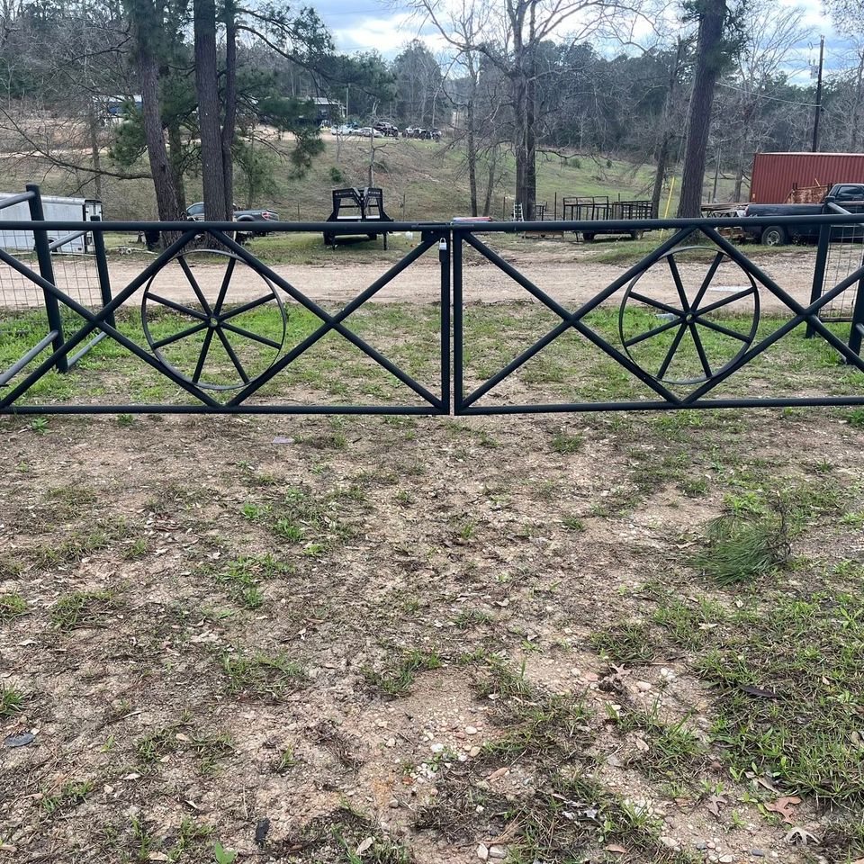 Custom wheel and spoke style driveway gate by Marquez Welding Houston