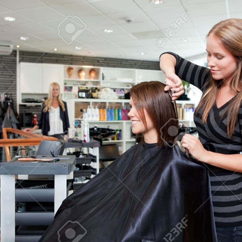 Hairdresser customers20170509 14821 1n4688a