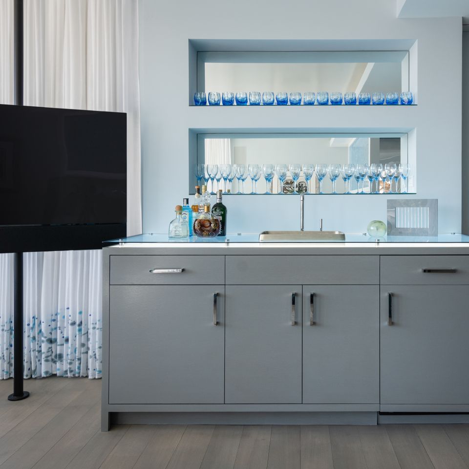 Cabinet 1