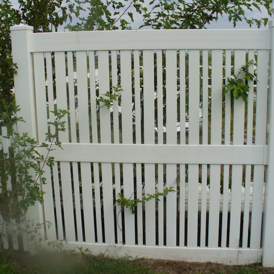 Midland vinyl fence   deck company   tulsa and coweta  oklahoma   vinyl metal wood fence sales and installation   semi privacy   vinyl white semi private fence  alternating slat width20170609 5047 fqy66k