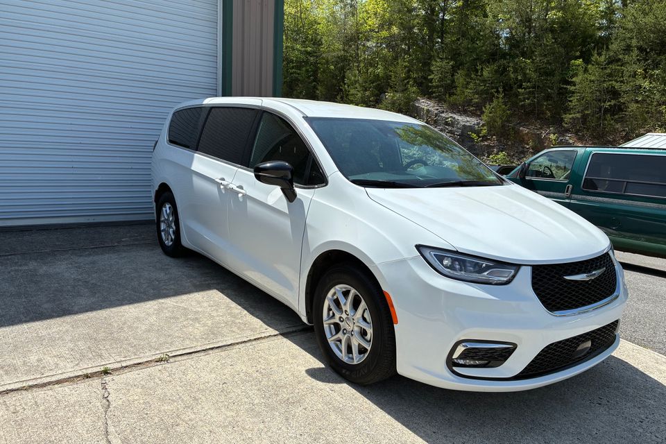 Unit  112   2015 chrysler pacifica 