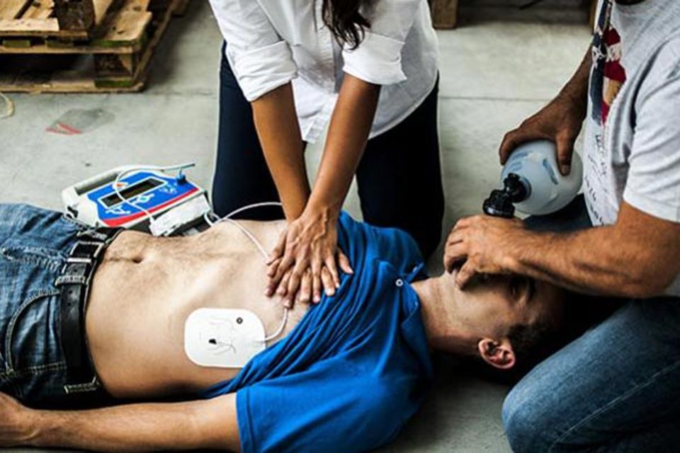 Performing cpr