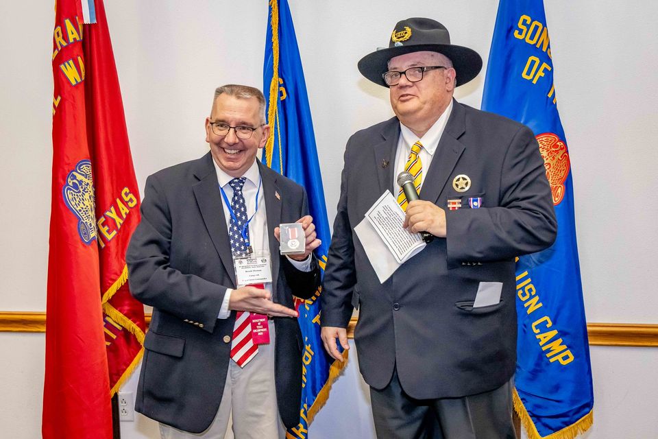 79   pdc thomas received pdc badge from dc elect vander meulen