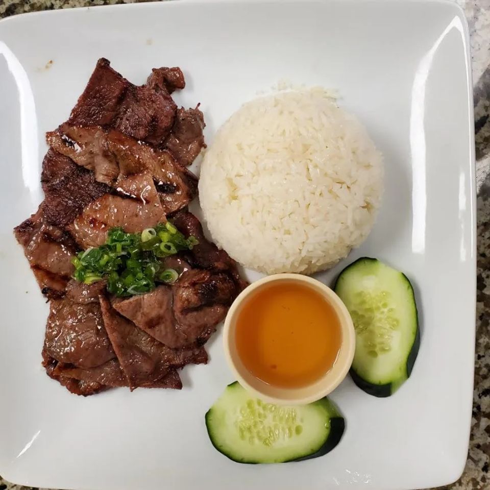  64 grilled beef over steam rice
