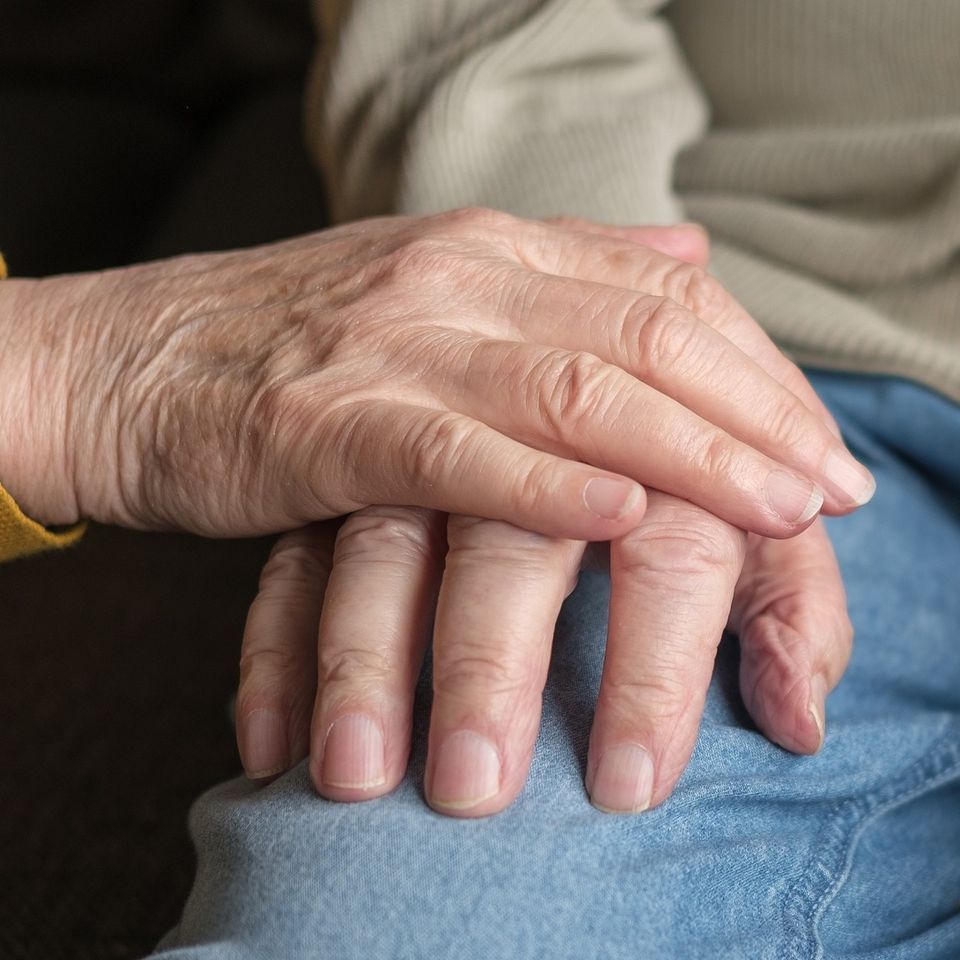 Holding hands g73e19edf7 1920