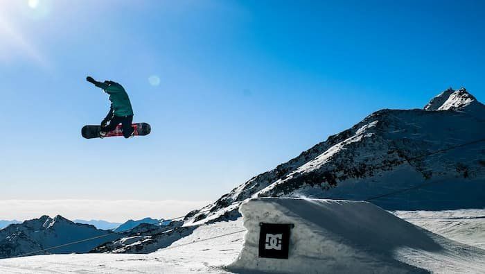 Big air snowboarder 