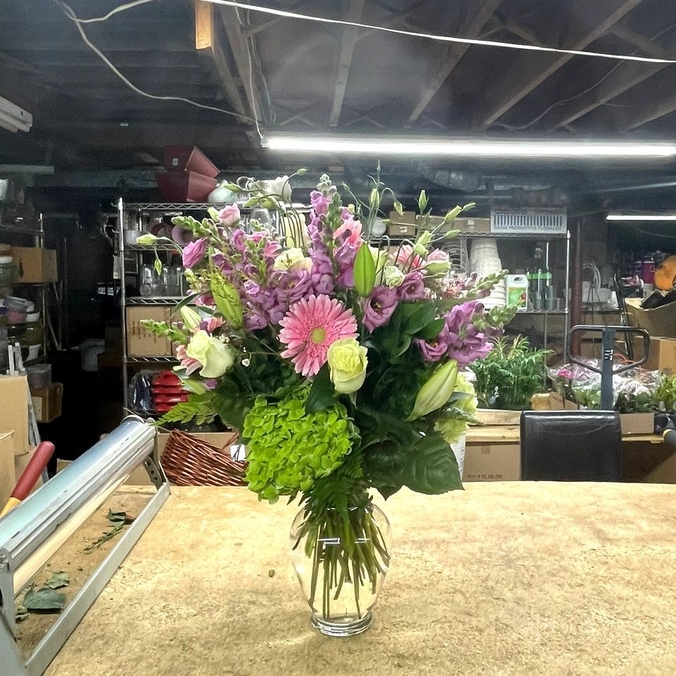Hcf blur mixed arrangement in vase chaos background