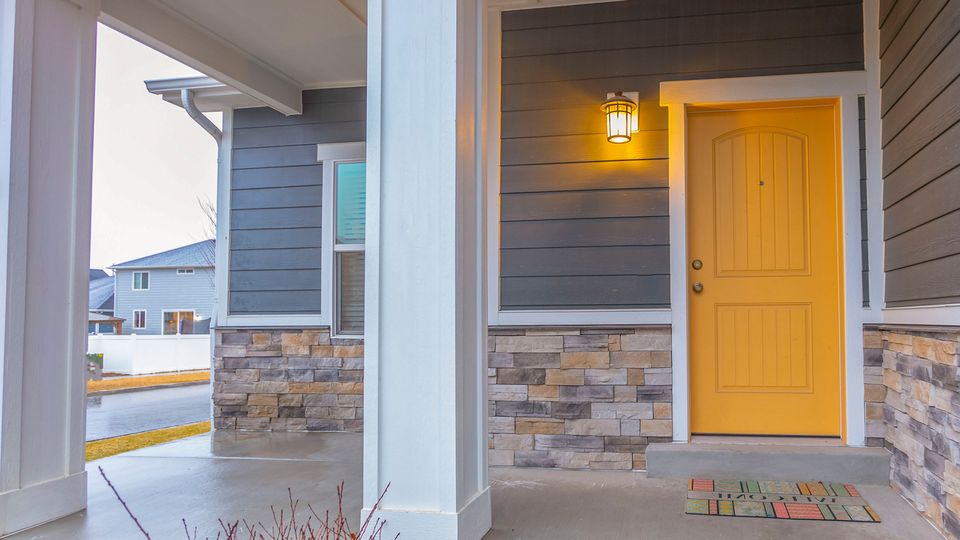 Nashestatesyellowdoorhouse