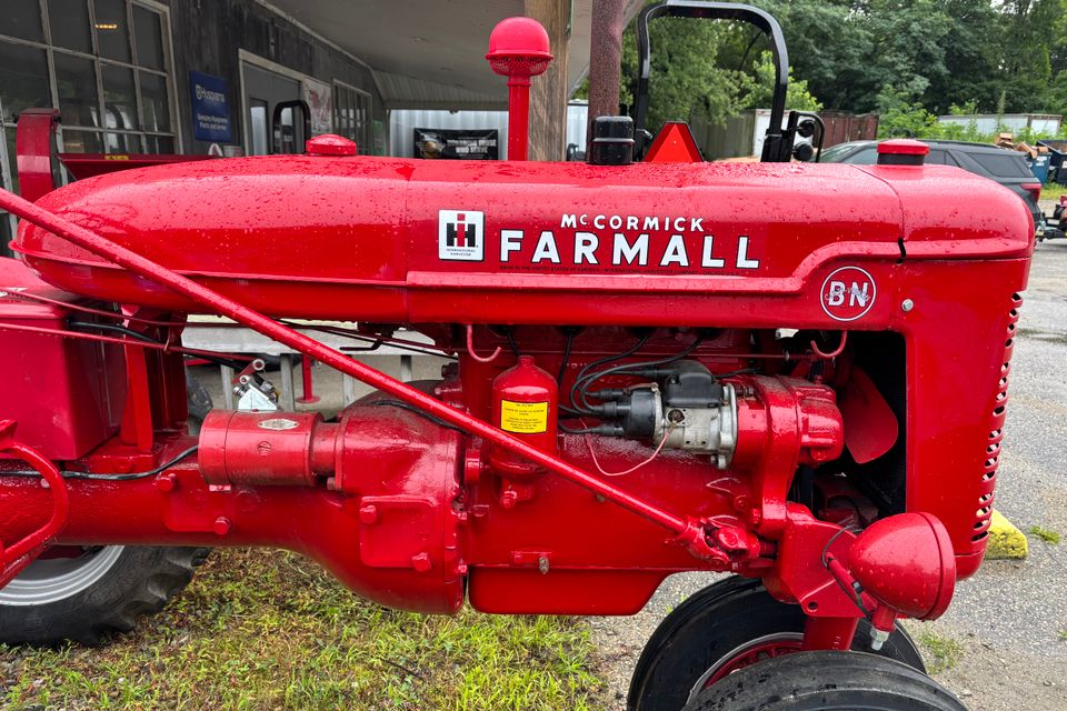 Farmall b motorside