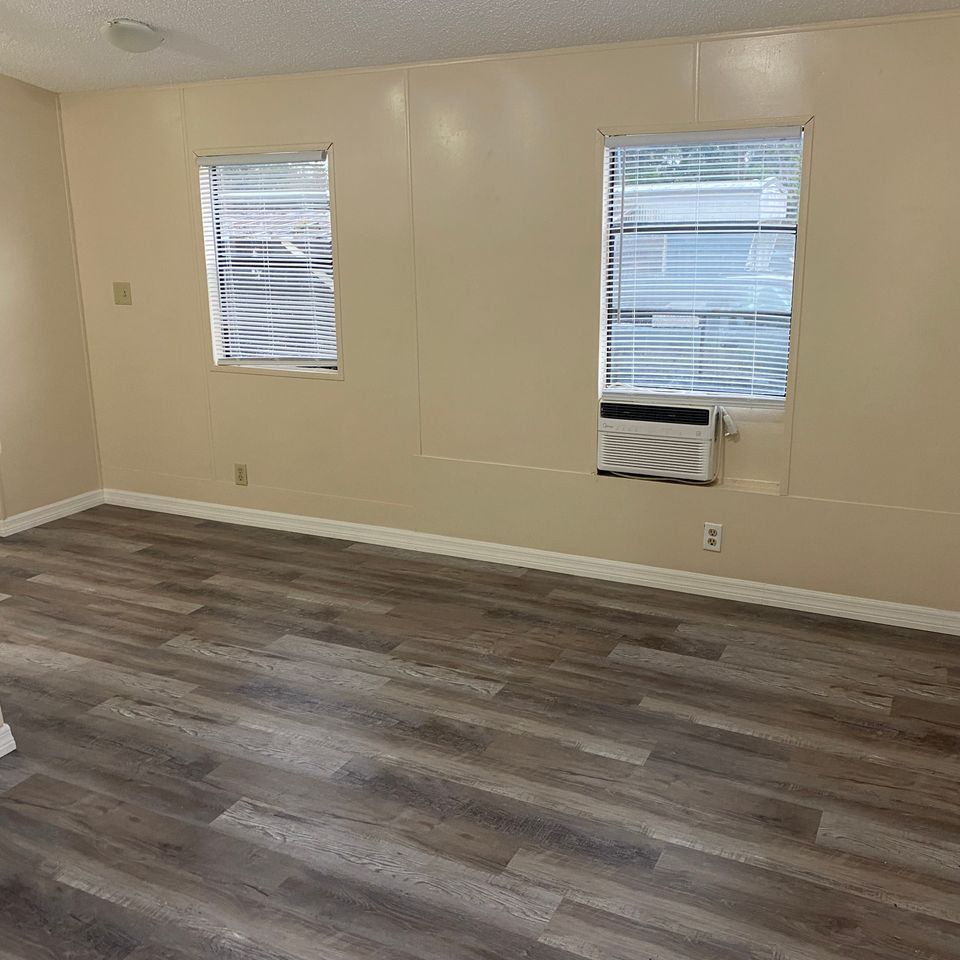 Lot 20 living entry