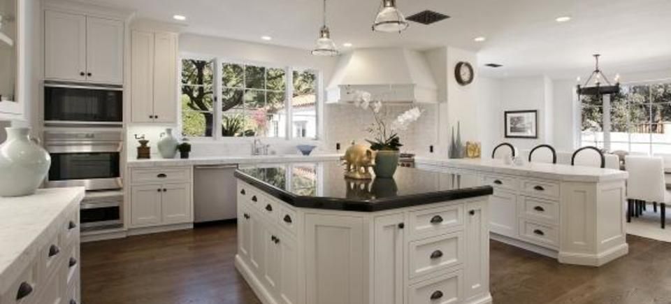 Beautiful classic kitchen design black and white kitchen design ideas 3 most beautiful white kitchens 580 x 38920151206 15437 1obfuxq