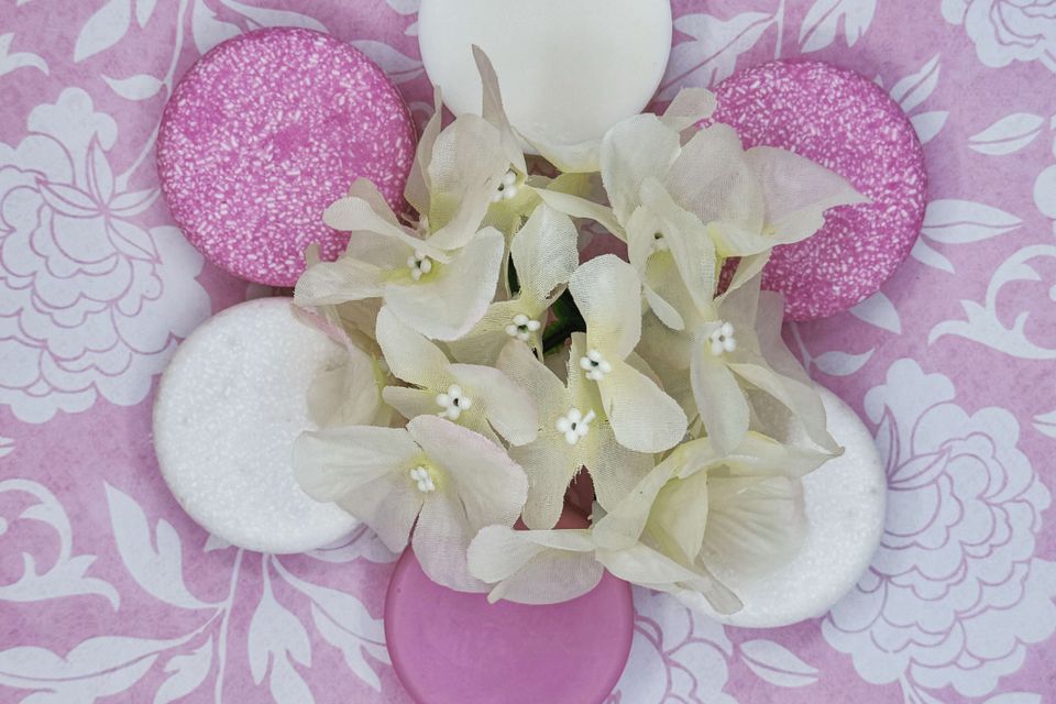 Lyness shampoo bars on decorative paper 1