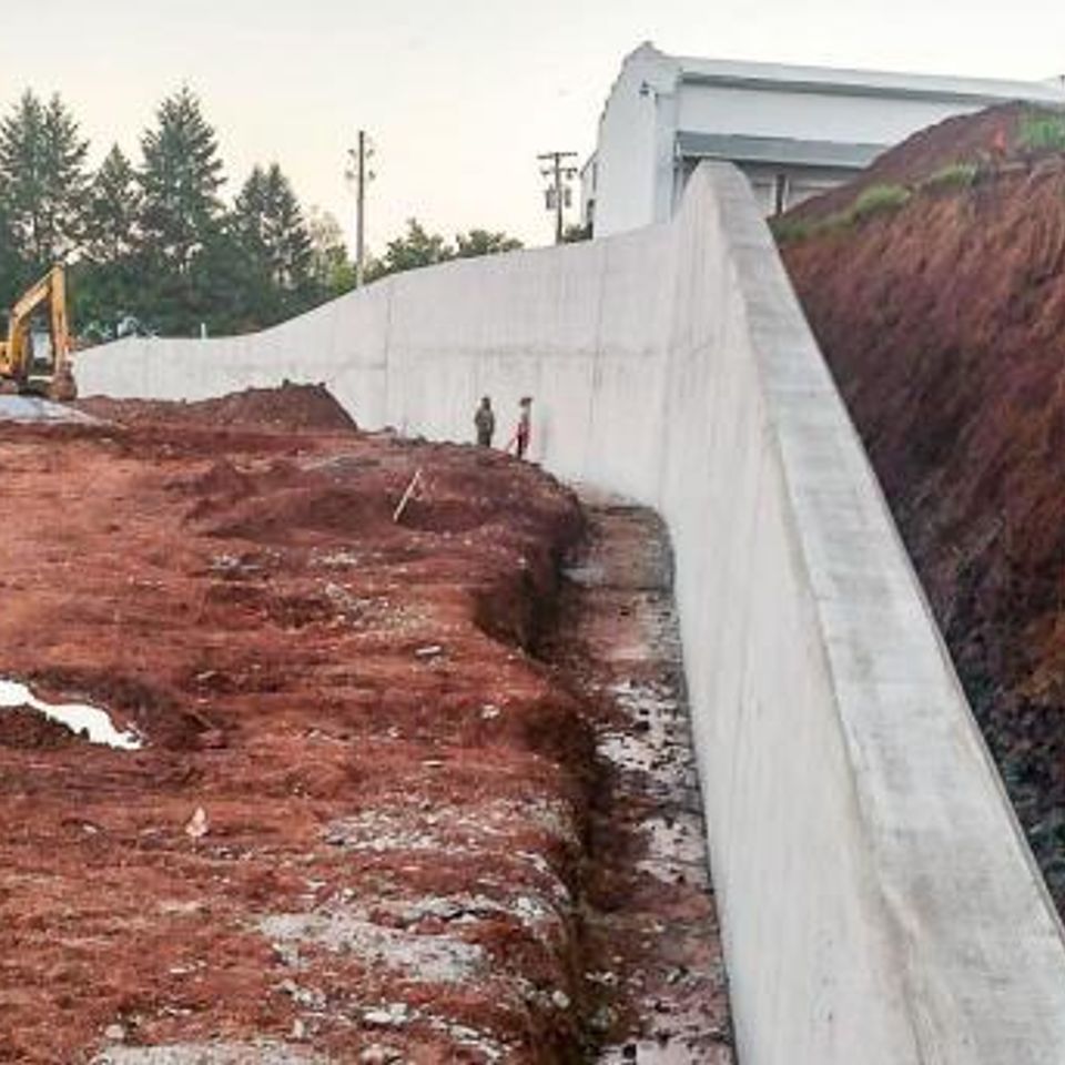 Concrete retaining wall