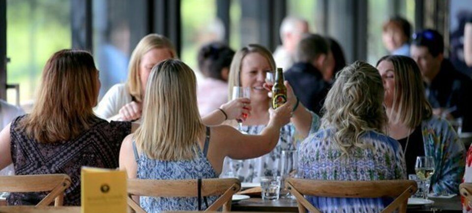 Restaurant customers20170509 16788 xr377h