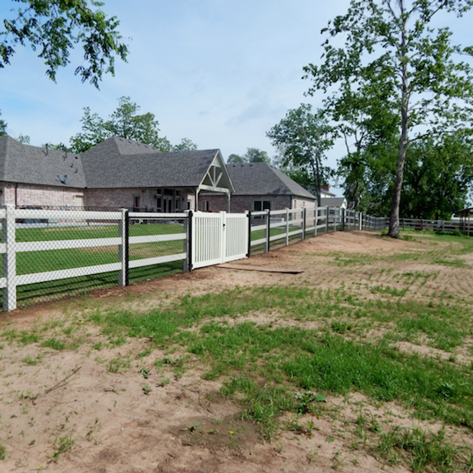 Midland vinyl fence   deck company   tulsa and coweta  oklahoma   vinyl metal wood fence sales and installation   ranch rail   vinyl white ranch rail fence with 3 rails  white vinyl semi private gate  black chain link wide shot20170609 8389 1dw1wvi