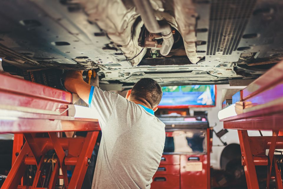 Mobile axle repair team servicing trailer in Citronelle, AL