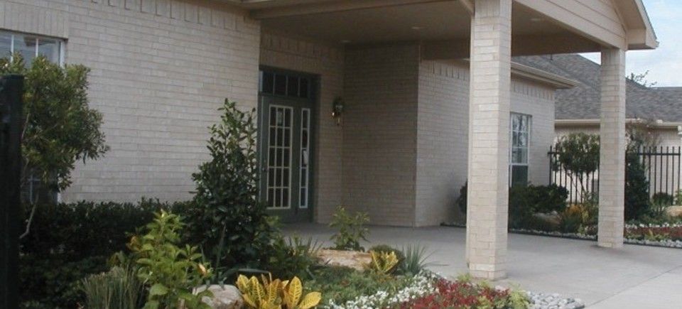 Front of clubhouse   flowerbed20130818 20083 xk91q9 0
