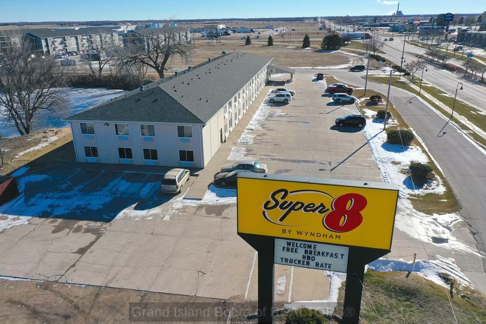 3205 s locust grand island super 8 f 1