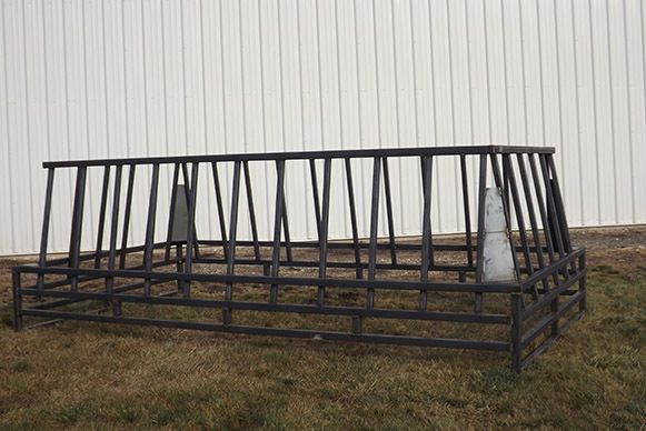 Double ground balefeeder