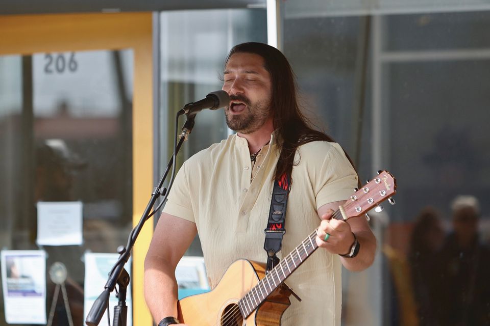 Street singer1