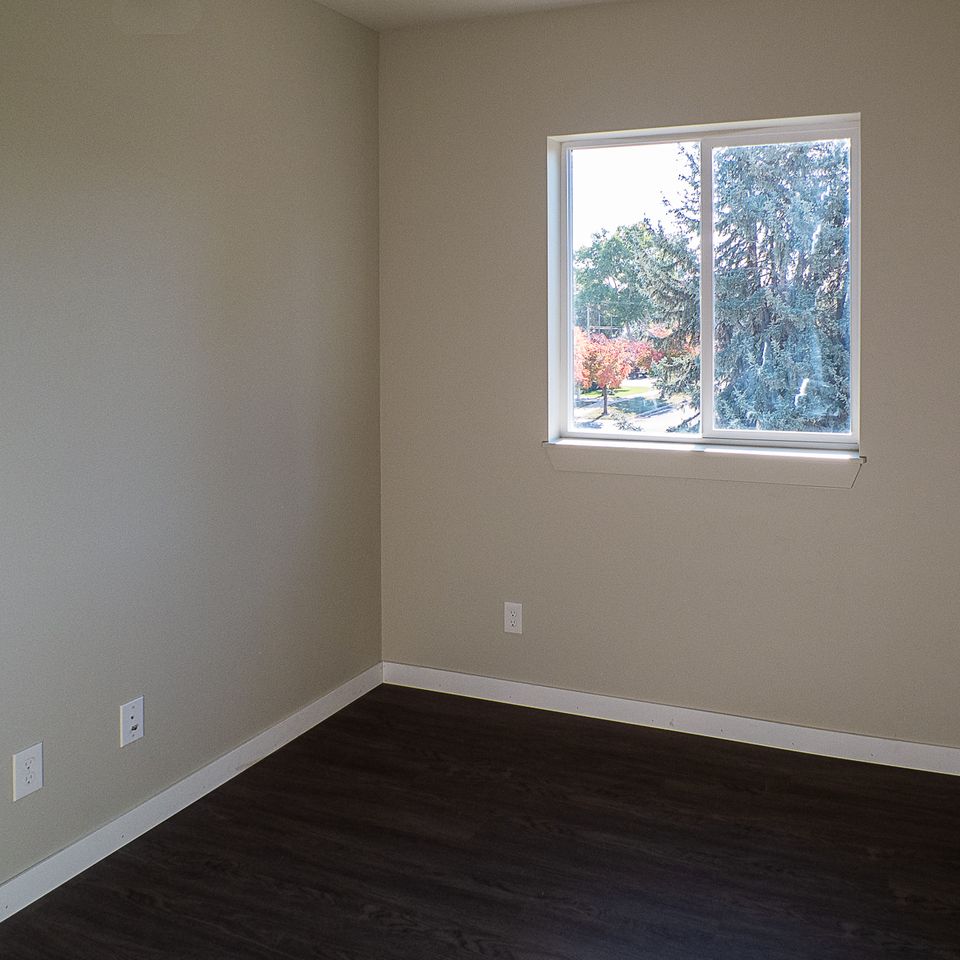 Corner   2nd bedroom