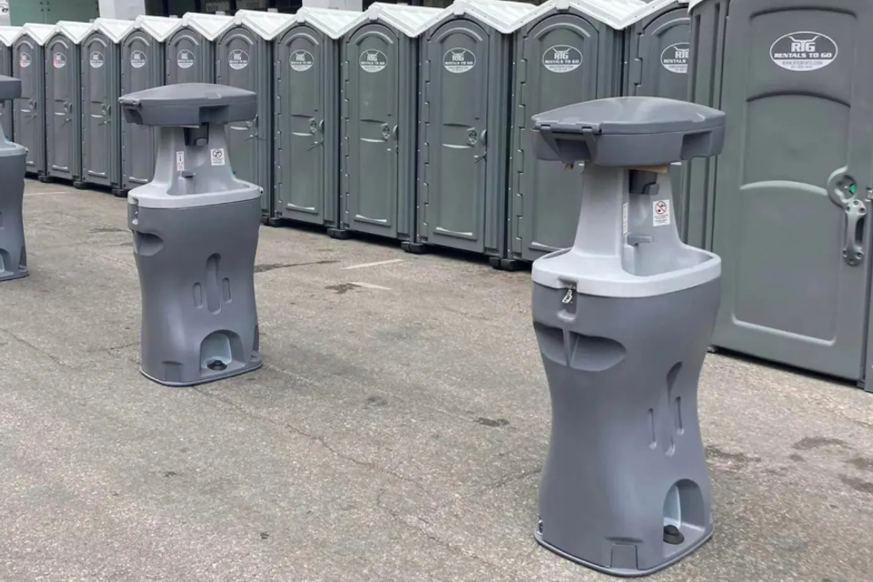 Portable handwashing sink station for OSHA-compliant construction site sanitation in Colorado City, Texas