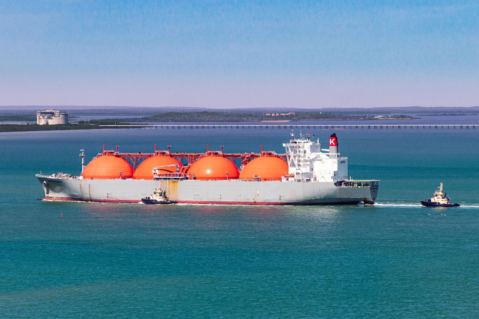 Gas tanker g00853f69f 1920