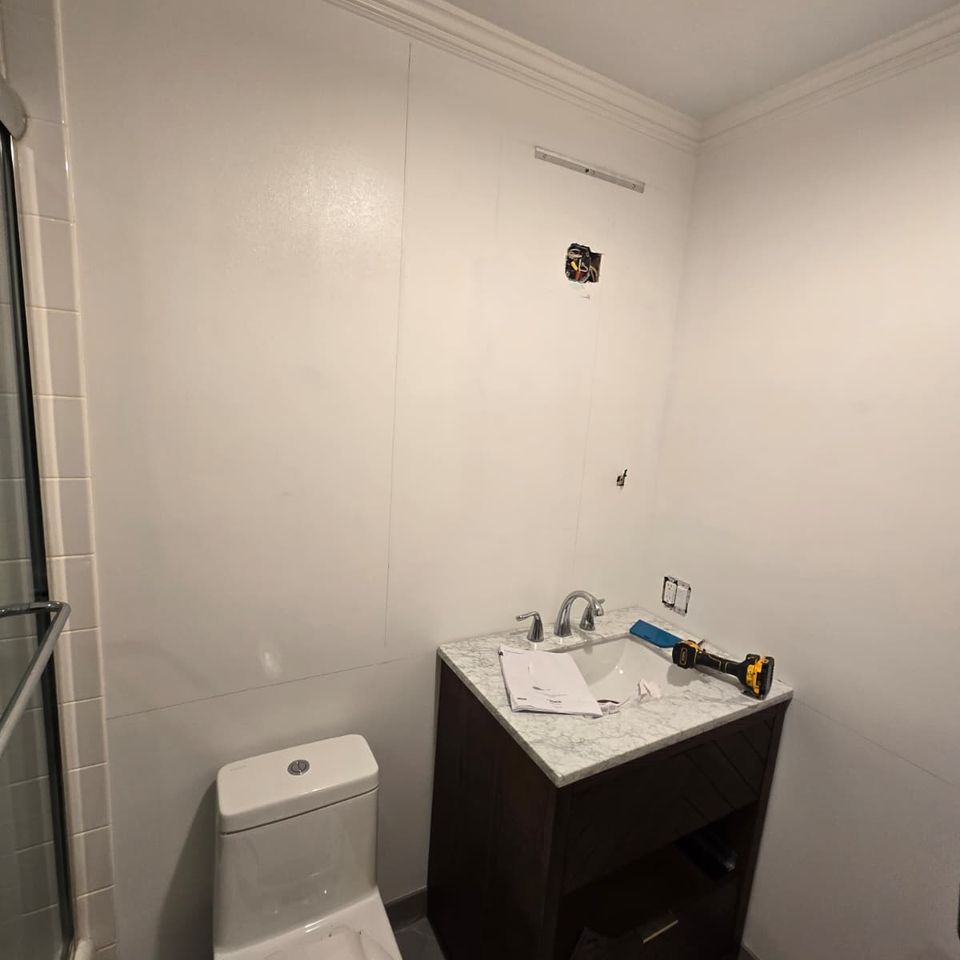 Before old bathroom no wallpaper