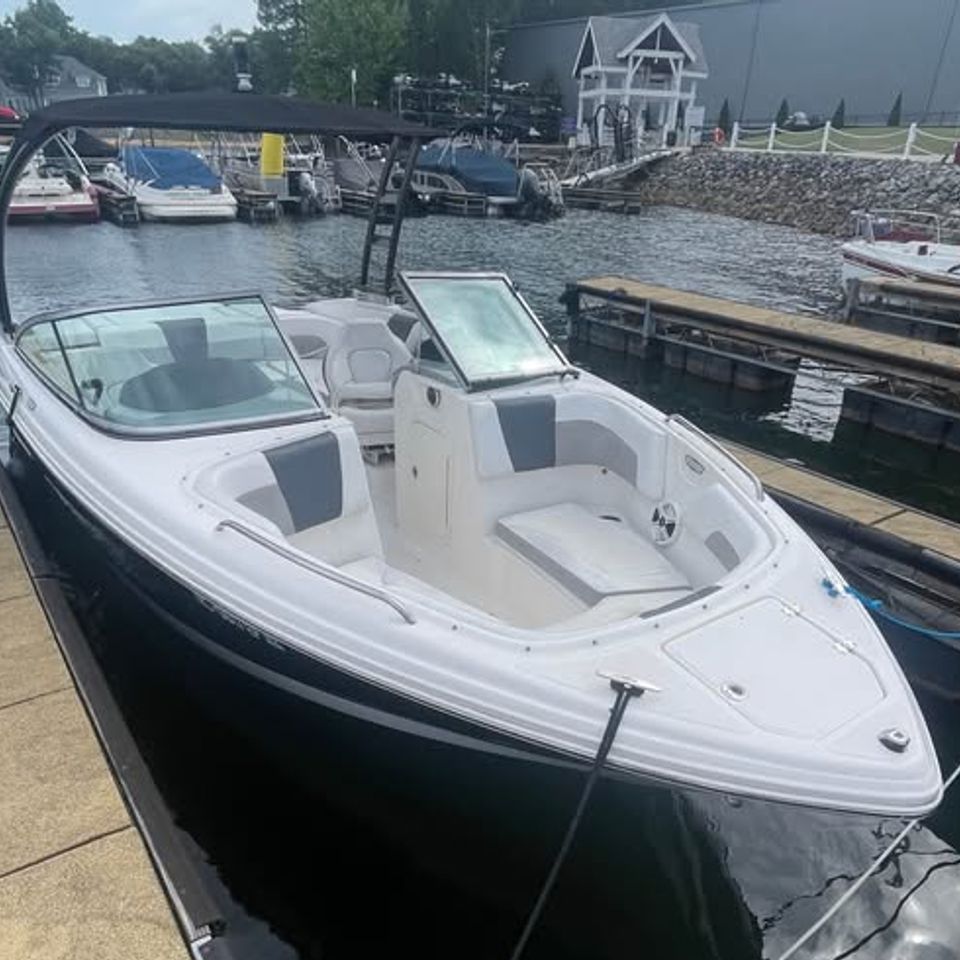 2023 crownline 2
